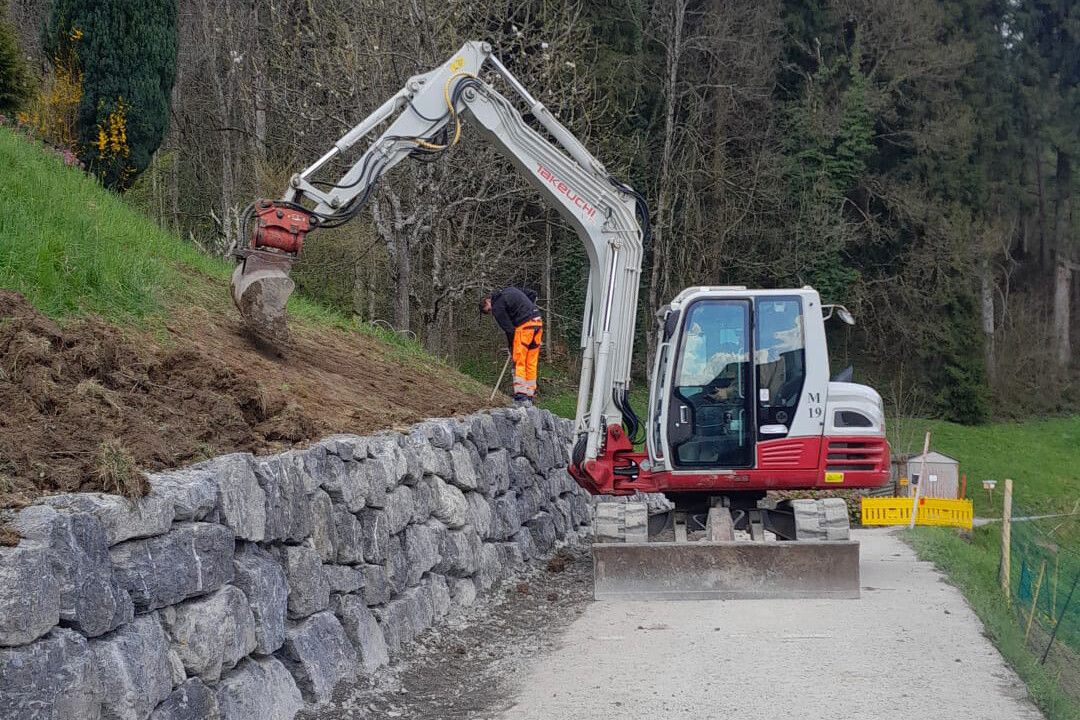 Auch Bagger kommen zum Einsatz, weswegen Fußgänger auch nicht zur Baustelle dürfen. Stadt
