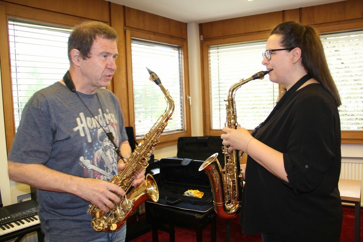 Auch Carina Netzer probierte an diesem Tag das Saxofon aus. STL (3)