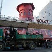 Mühlrad des Pariser Cabarets Moulin Rouge herabgestürzt