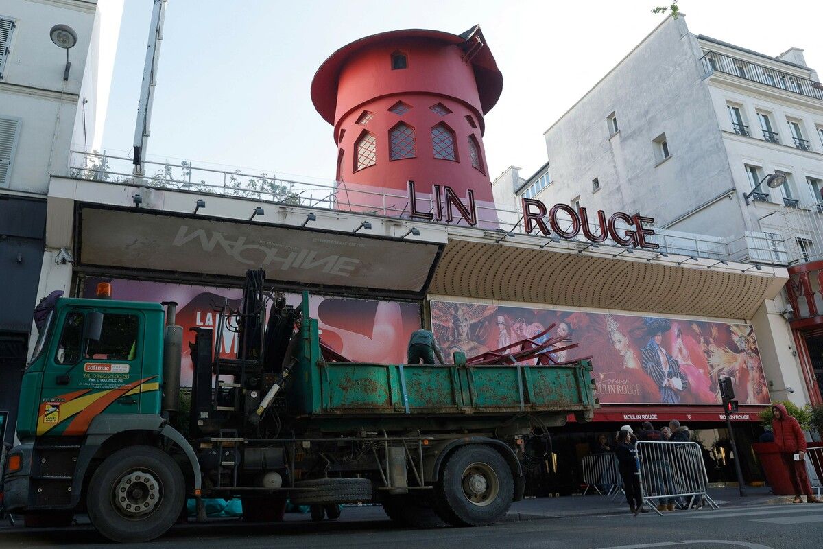 Auch drei Buchstaben der Moulin-Rouge-Beschriftung wurden abgerissen. AFP