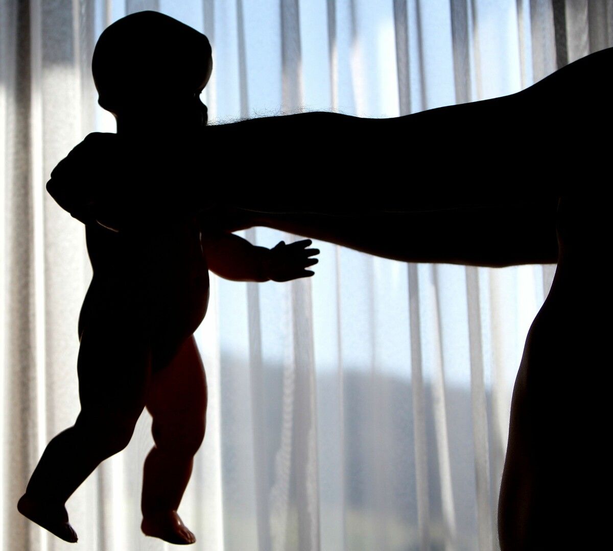 Auch in Vorarlberg ist häusliche Gewalt gegen Kinder regelmäßig Thema – hier illustriert und nachgestellt mittels Puppe.APA