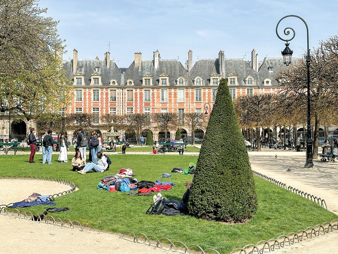 Auch zur Mittagszeit ist die Place des Vosges ein beliebter Ort.Edith Rhomberg