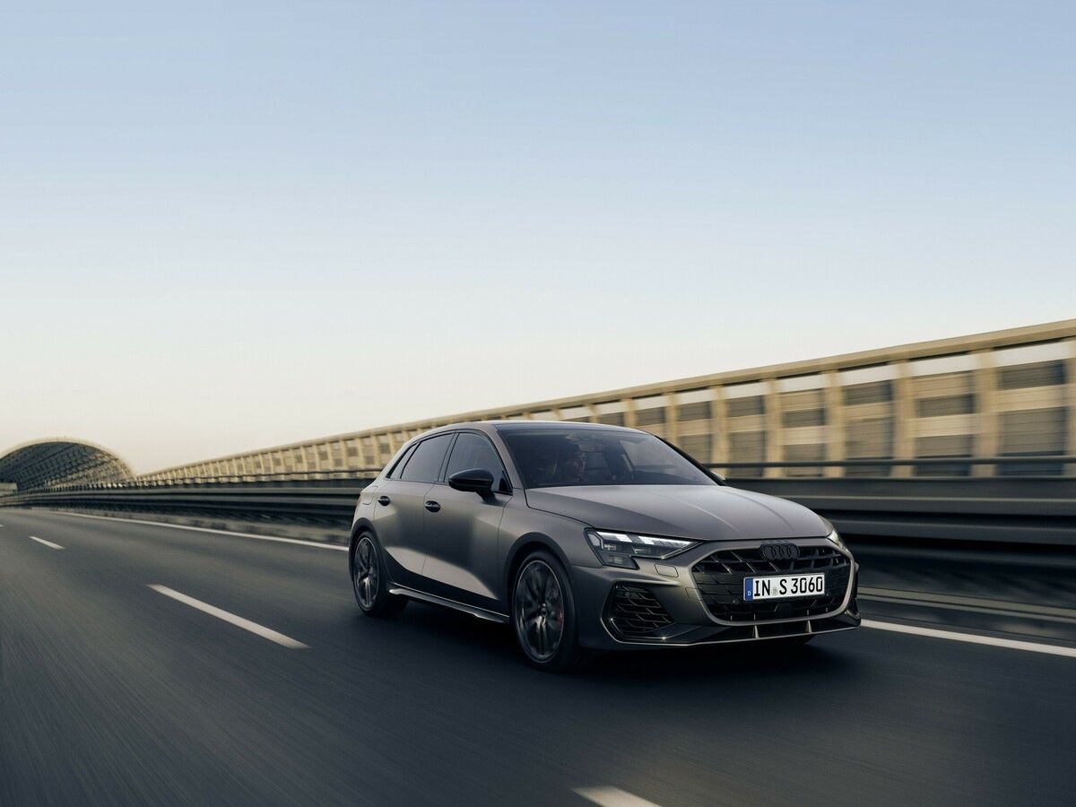 Audi bringt den gelifteten Kompakt-Sportler S3 im Frühjahr auf den Markt. Den Fokus der Modellpflege legten die Ingolstädter auf fahrdynamische Optimierung. Dank neuer Abstimmung des 2,0-Liter-Turbobenziners stehen nun 245 kW/333 PS und 420 Nm zur Verfügung. Das 7-Gang-Doppelkupplungsgetriebe erlaubt zudem höheres Drehmoment beim Anfahren sowie kürzere Schaltzeiten unter Volllast. Darüber hinaus gibt es einige äußere Modifikationen wie neue Front- und Heckschürzen, neue Tagfahrlichtgrafiken sowie einen größeren Kühlergrill.