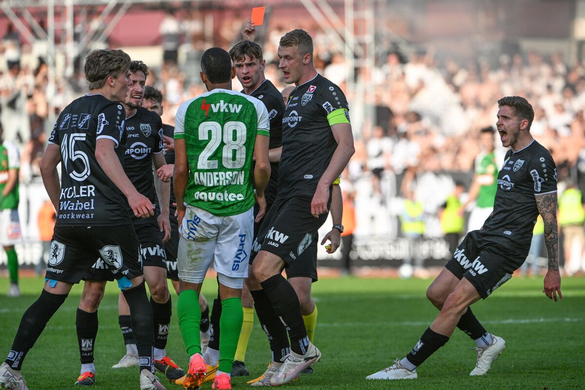 Austrias Anderson sah als Draufgabe zur 0:1-Niederlage gegen Altach auch noch die Rote Karte für ein schweres Foulspiel.gepa