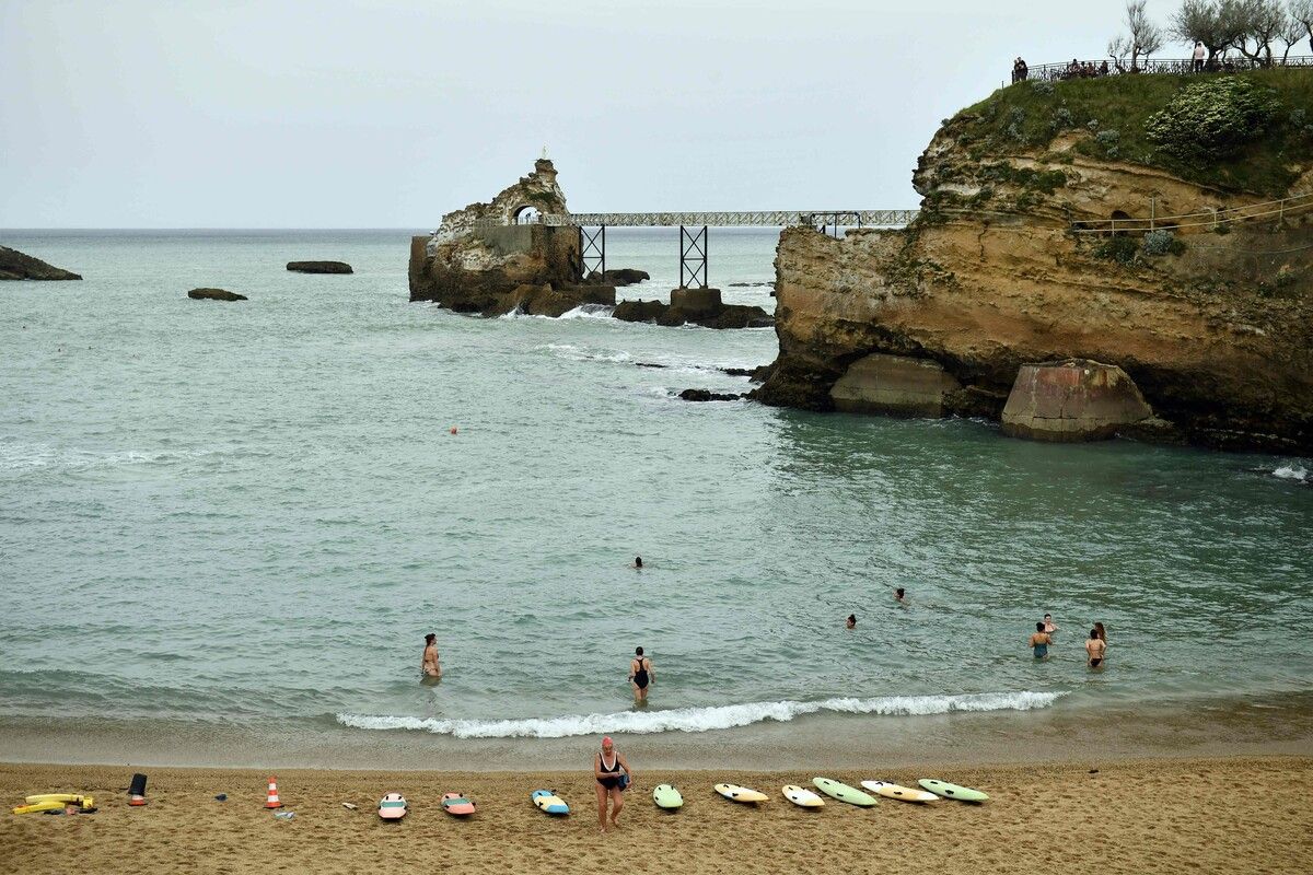Badegäste genießen am Strand „Port Vieux“ (Alter Hafen) in Biarritz im Südwesten Frankreichs das herrliche Frühlingswetter. AFP