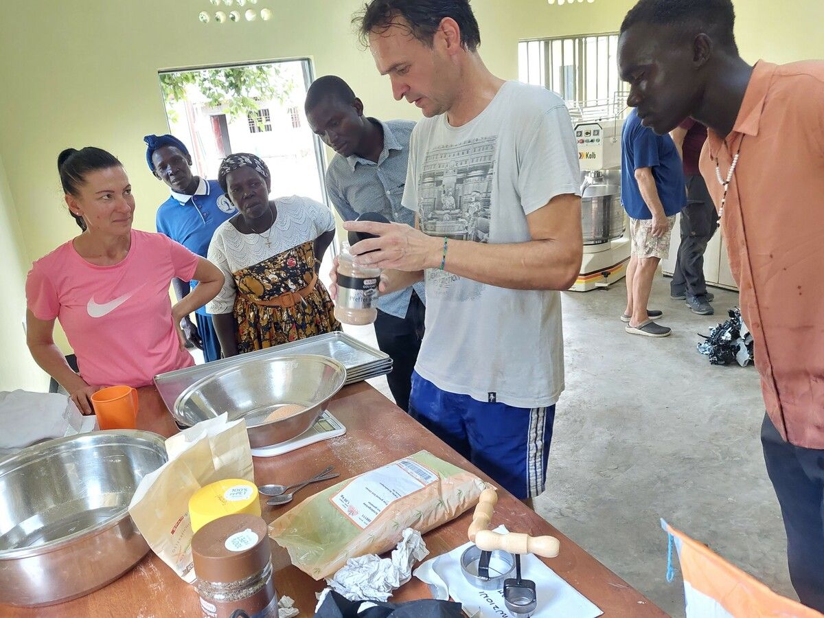 Bäckermeister Gerhard Albrecht aus Klösterle baut die Bäckerei mit auf. privat