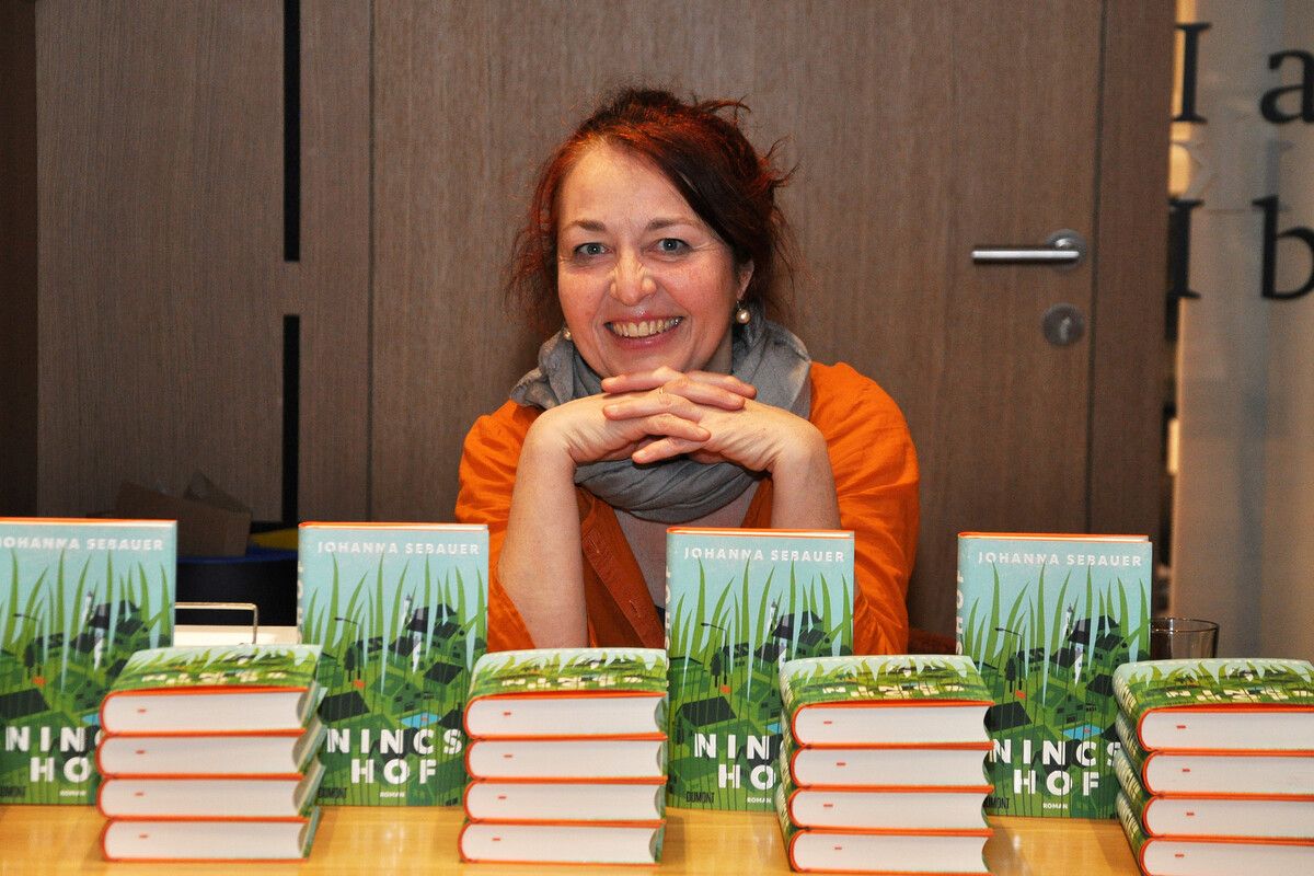 Barbara Sohm (Buchhandlung Rapunzel) hatte einen Buchtisch aufgebaut – die Bücher konnte man von Johanna Sebauer signieren lassen.
