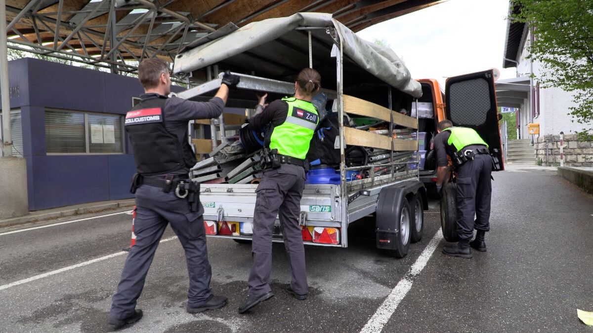 Beamte des Zolls und der Polizei räumten den Anhänger aus. m. shourot