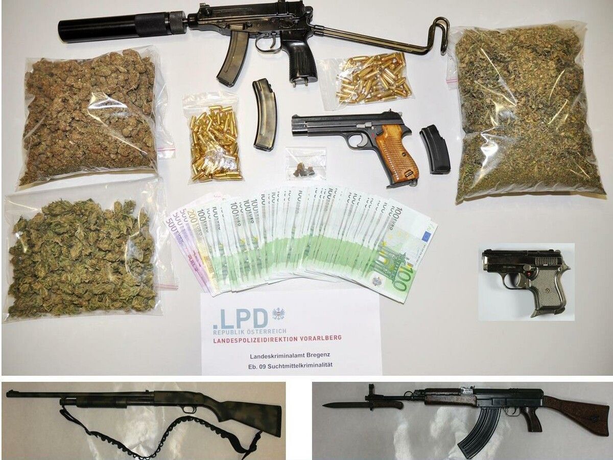 Nicht nur Drogen, sondern auch Waffen und Bargeld wurden bei der Razzia sichergestellt. Polizei