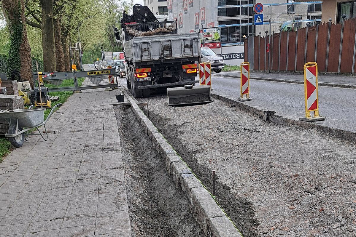 Bei der Bushaltestelle wird der Asphalt erneuert und Randsteine werden neu gesetzt.Stadt Dornbirn