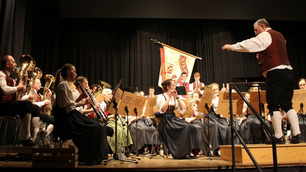 Beim Abschiedskonzert legten sich Kapellmeister Helmut Brutscher und die Hohenweiler Musik noch einmal „voll ins Zeug“. stp (4)