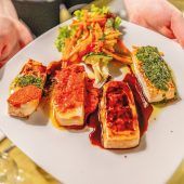 Typische Vorspeise: Grillkäse mit Mojo