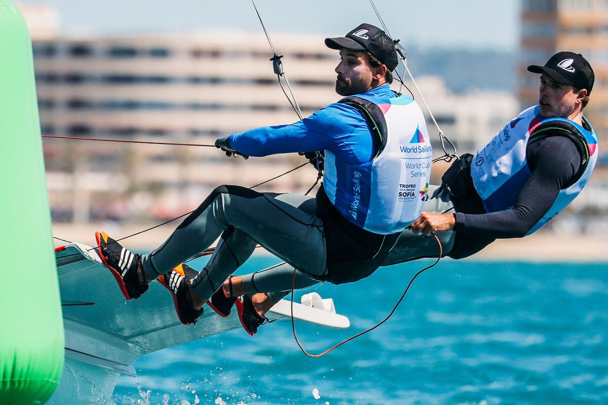 Benjamin Bildstein (l.) und Vorschoter David Hussl wurden Fünfte im Medal Race und Gesamt-Zehnte bei der Trofeoa Princesa Sofia vor Mallorca. Sailing Energy