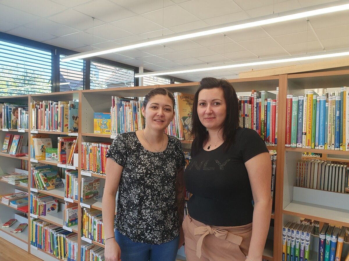 Bibliotheksleiterin Cindy Schwendinger (r.) und ihre Stellvertreterin Magdalena Bale (l.) freuen sich über das erweiterte Angebot. Bib