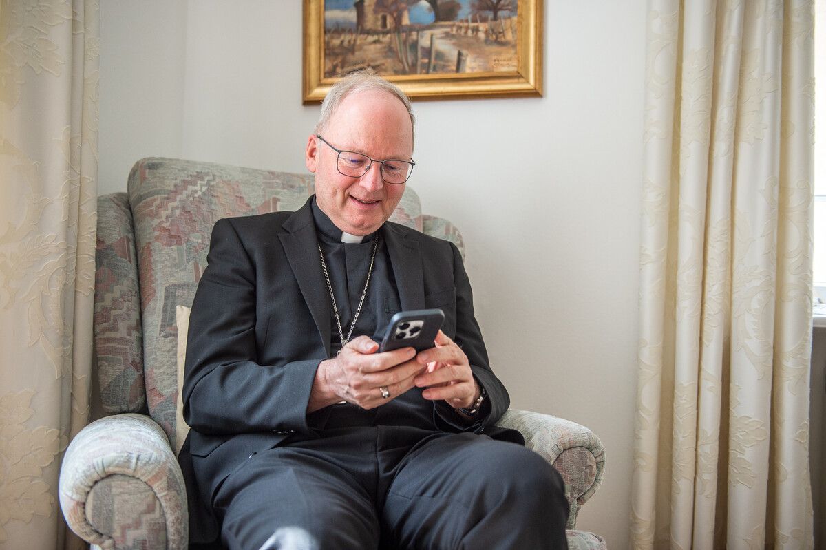 Bischof Benno Elbs spendet seinen Segen über die Plattform Be Blessed. VN