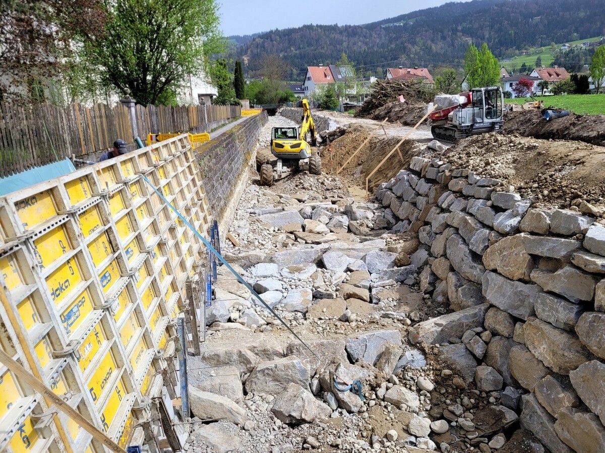 Blick von der Brücke L18 Hörbranzer Straße auf die Prallufersicherung und Nachbettsicherung samt dem aufwendigen Umbau des alten Sohlabsturzes.