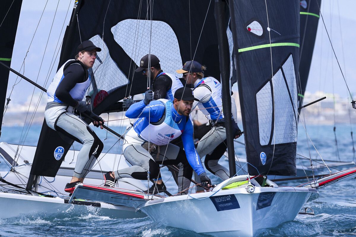 Bord-an-Bord-Duell mit Benjamin Bildstein (l.) und David Hussl (vorne).Sailing Energy