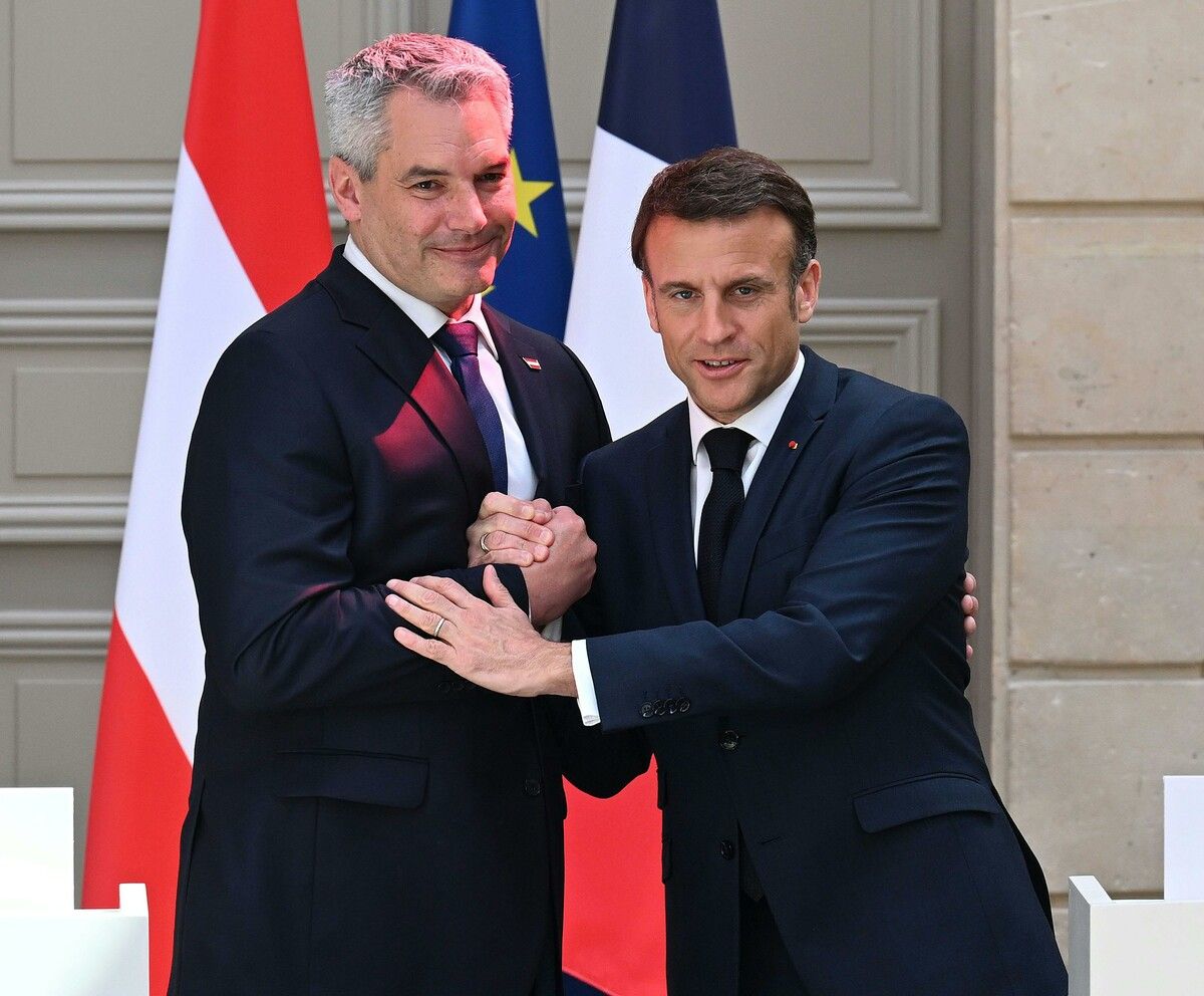 Bundeskanzler Karl Nehammer (ÖVP) ist am Donnerstag von Frankreichs Präsident Emmanuel Macron im Elysée-Palast empfangen worden. APA