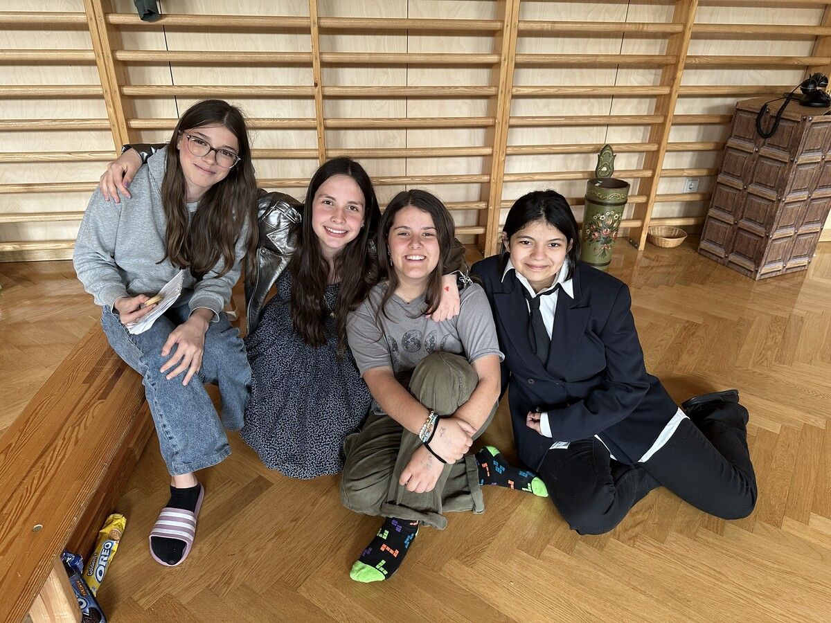 Celina, Alina, Liliana und Alyssa finden die Gemeinschaft in der Theatergruppe richtig toll. BI (5)
