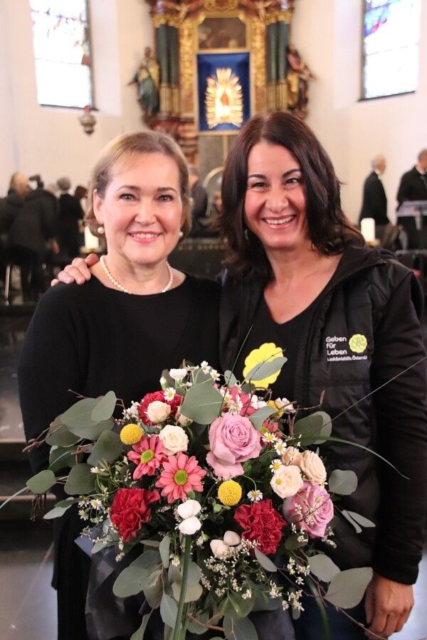Chorleiterin Birgit Giselbrecht-Plankel und Susanne Marosch („Geben für Leben“).