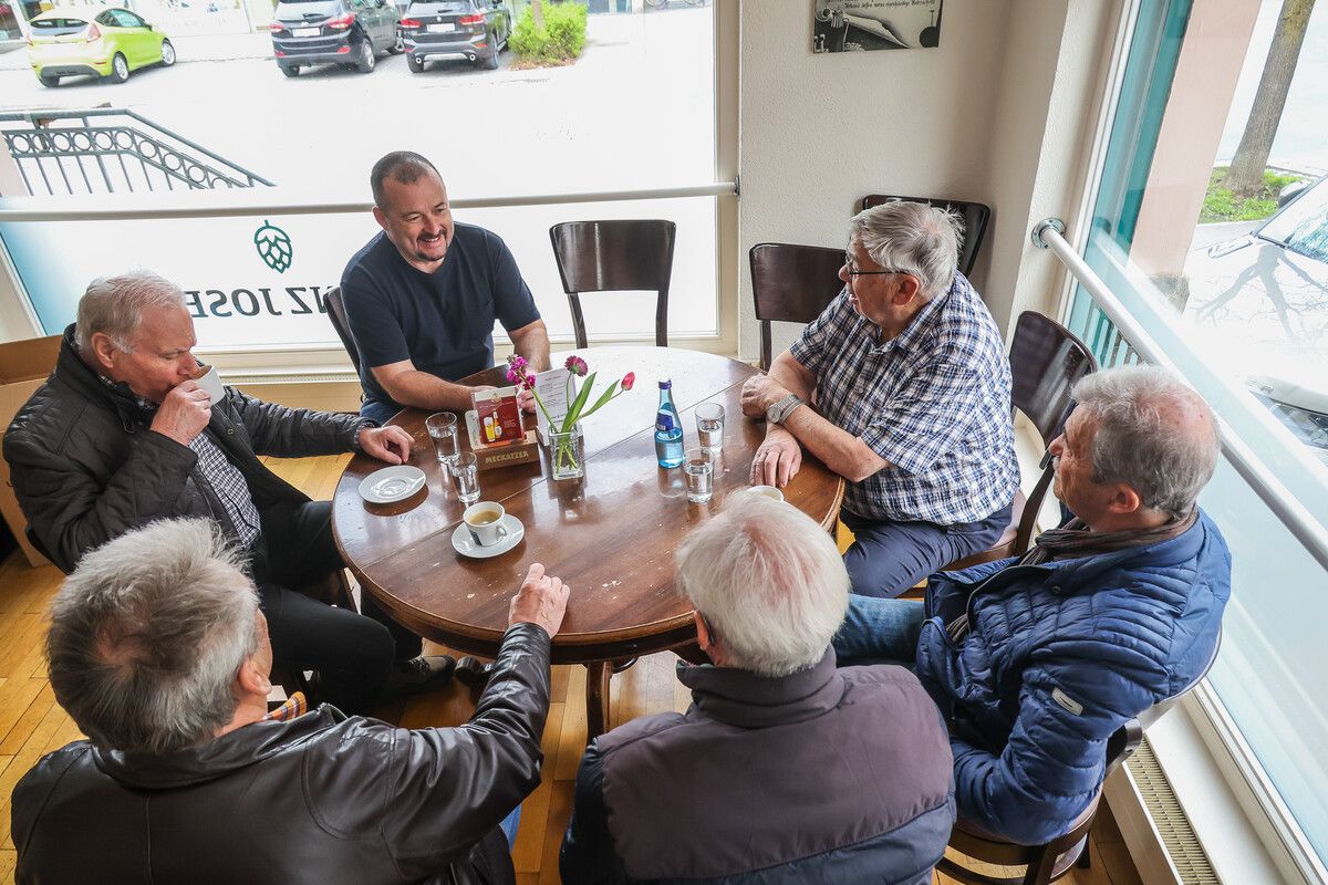 Christoph Piringer (schwarzes T-Shirt) mit einigen der Stammgäste des früheren Austria-Cafés. Er will sie bei sich im Franz Josef behalten. VN/Steurer