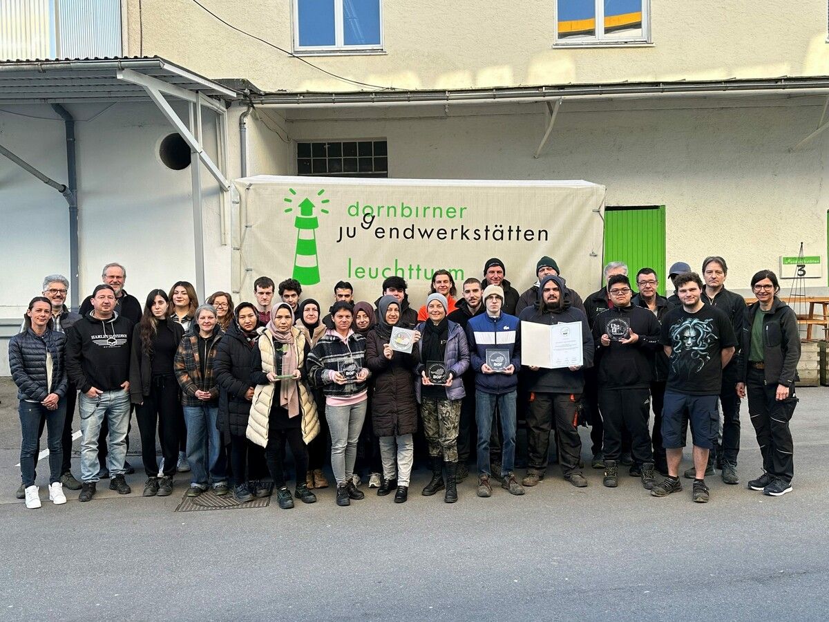 Das DJW-Team und die Jugendlichen freuen sich über die fünfte Auszeichnung für die Betriebliche Gesundheitsförderung. DJW