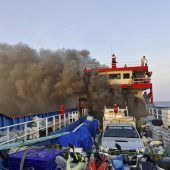 Brand auf Fähre in Thailand