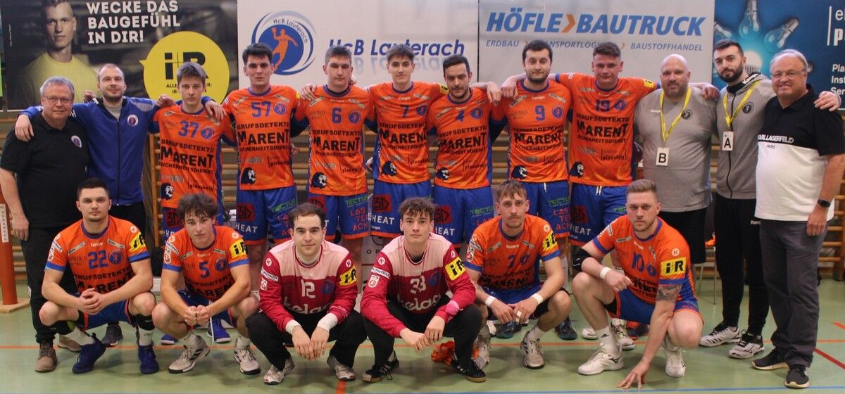 Das junge Team des HcB Lauterach (hinten v. l.): Obmann Ernst Fessler, Toni Skember, Sebastian Oberhauser, Sabio Ritter, Ante Brdazic, Arnold Schuller, Ricardo Mager, Asim Kapic, Daugirdas Dilys, Michael Sperl, Ranko Djolicvan (vorne v. l.) Mihail Ujdur, Leo Rhomberg, Maid Seferagic, Patrick Mayer, Patrik Kiraly und Ivan Roskic mit Bürgermeister Elmar Rhomberg (hinten rechts). STP (2)