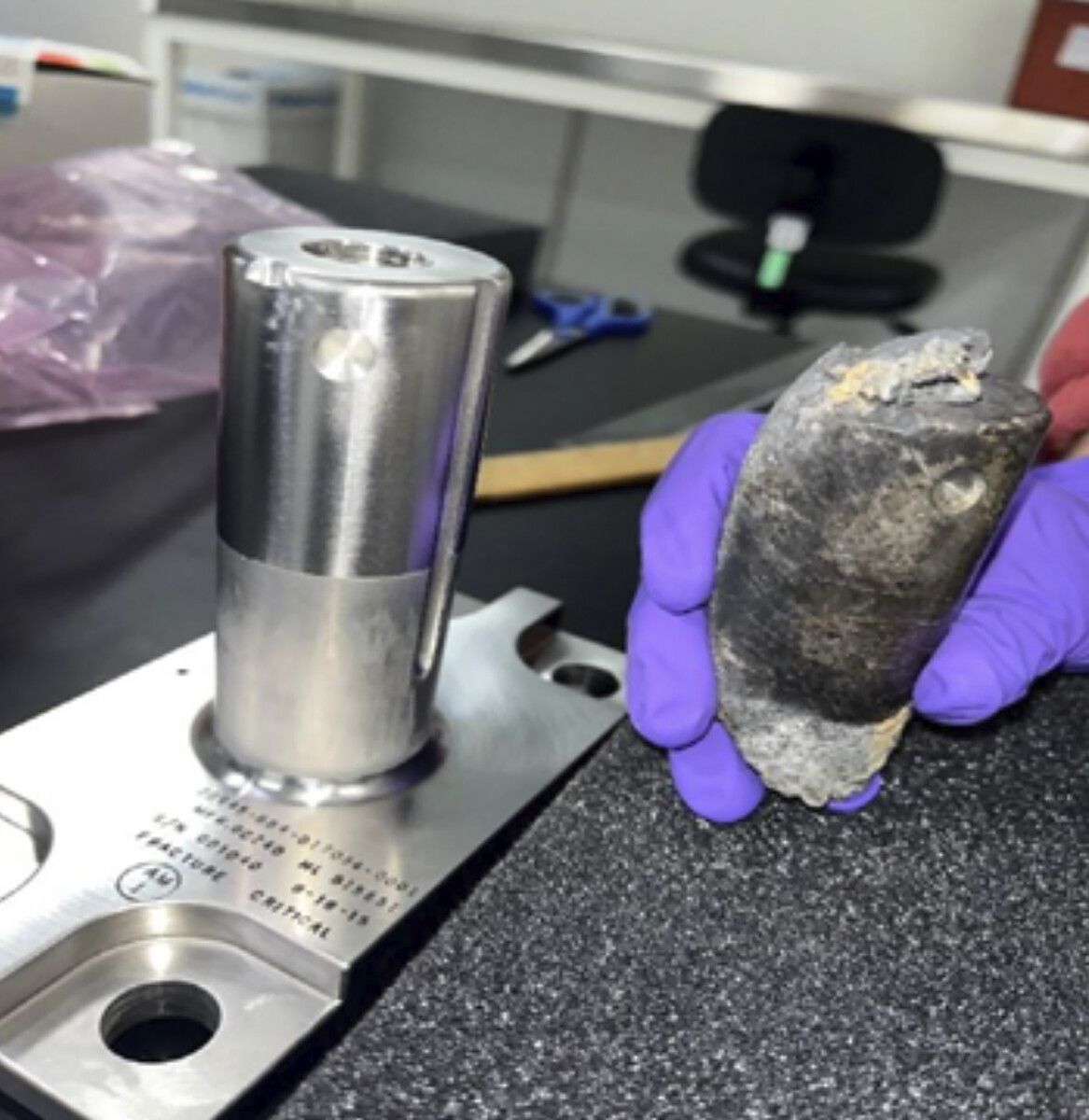Das Metallstück durchschlug das Dach und zwei Zwischendecken des Hauses. nasa