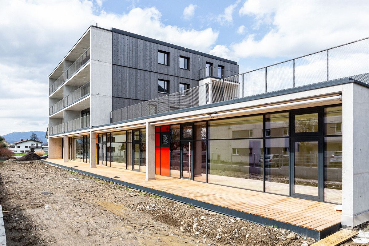 Das neue Gebäude mit Wohnungen und der Kleinkindbetreuung in der Gehrenstraße steht vor der Fertigstellung. Gemeinde/Fritz