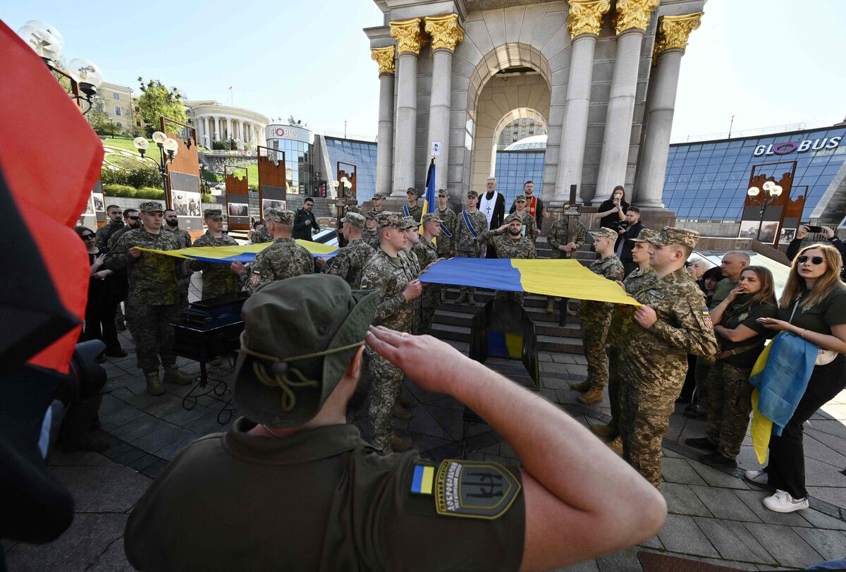 Das russische Militär hat erneut Infrastrukturanlagen in der Ukraine angegriffen, unterdessen gedachte die Bevölkerung dort gefallenen Soldaten. AFP