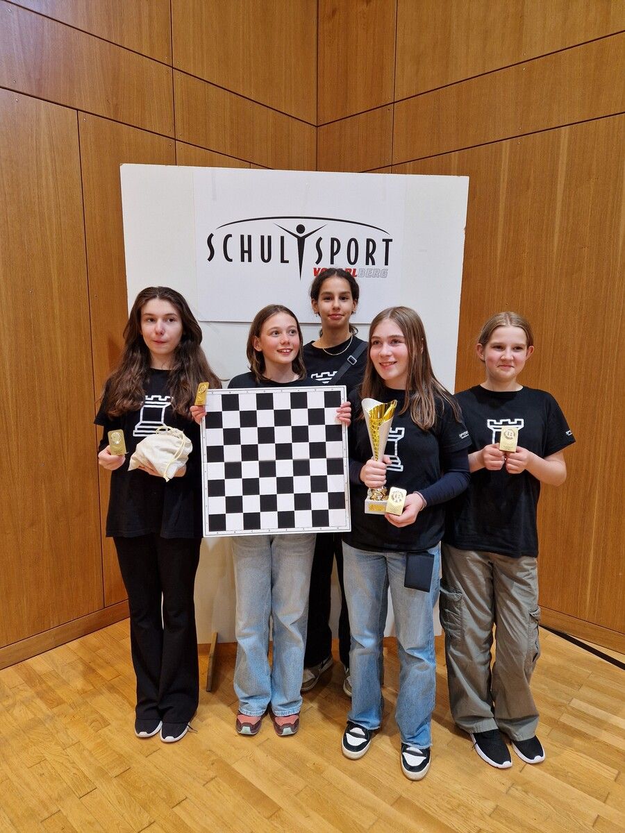 Das siegreiche Mädchenteam der MS Götzis beim Schulschachfinale in Altach.alo