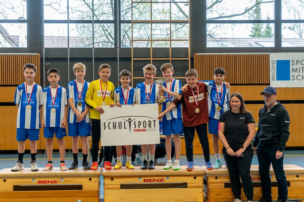 Das Team der SMS Rankweil-West mit Trainer Johannes Khüny. privat