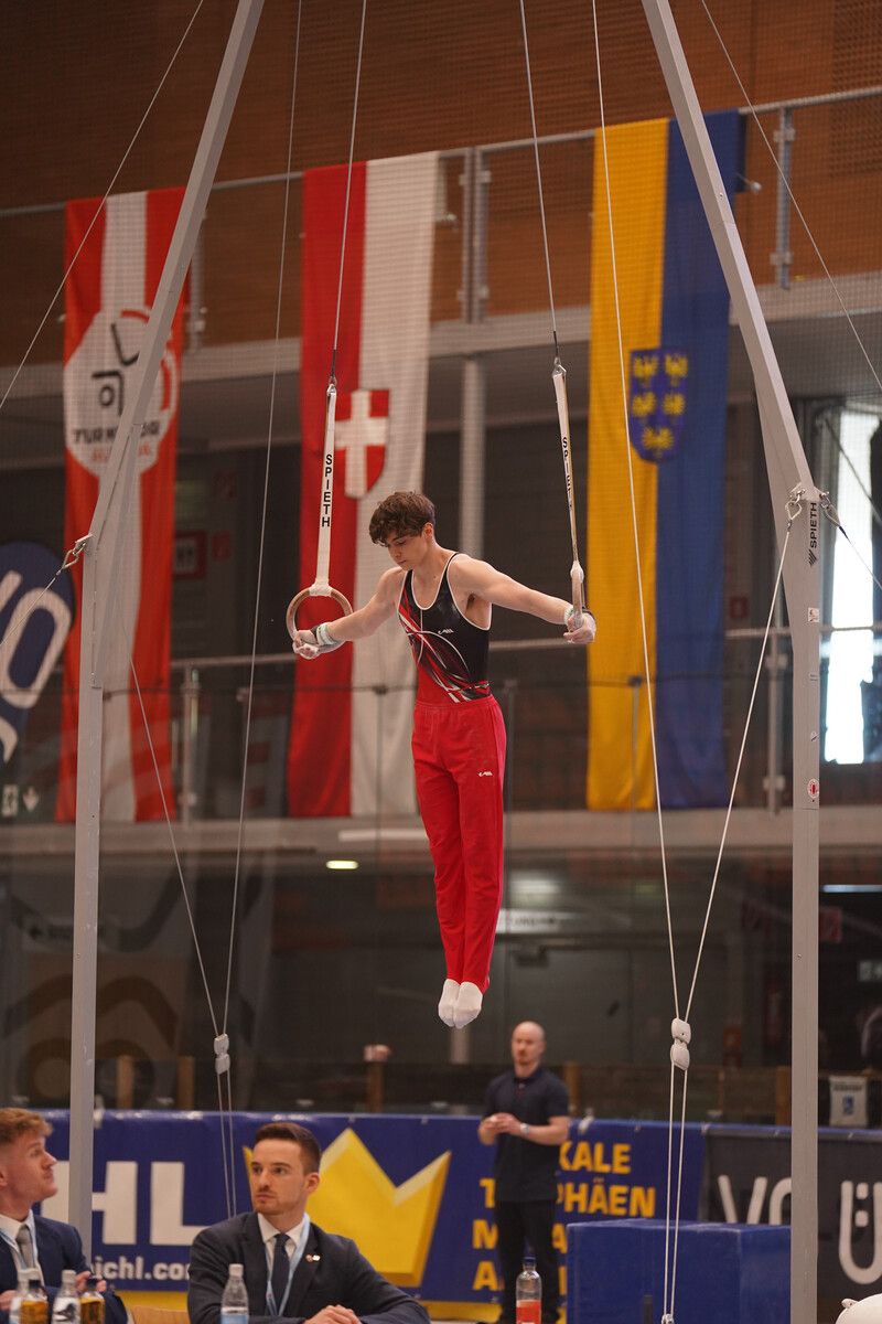 David Bickel jubelte über den kompletten Medaillensatz mit Gold in der Mannschaft, Silber an den Ringen und Bronze im Mehrkampf. Turnsport Austria/2, Steurer