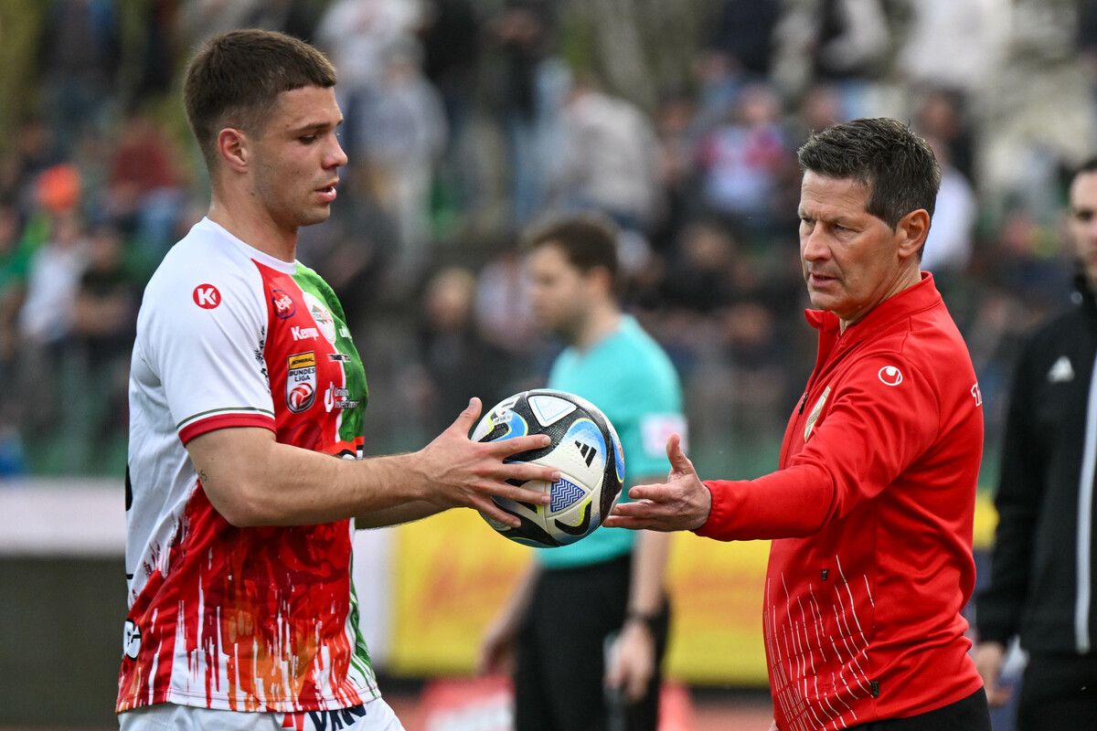 Dem Einwurf-Spezialisten Luca Meisl wird von Trainer Andreas Heraf der Ball gereicht.Gepa