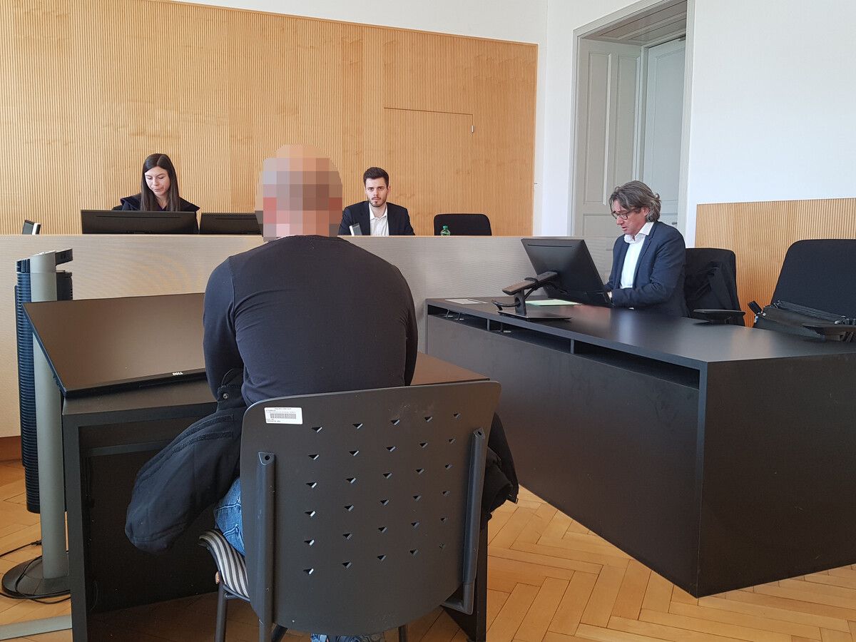 Der 27-jährige Angeklagte vor Richterin Lisa Pfeifer. ECKERT