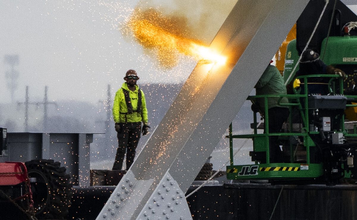 Der Abriss der Francis Scott Key Bridge in Baltimore beginnt. Mehrere Menschen starben, als die Brücke einstürzte. Einige werden vermisst. AP