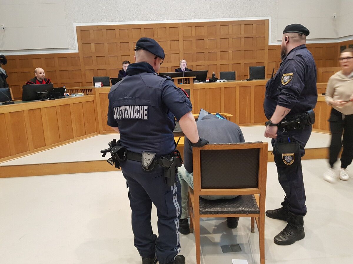 Der Angeklage wurde von Justizwachebeamten aus der U-Haft vorgeführt. eckert