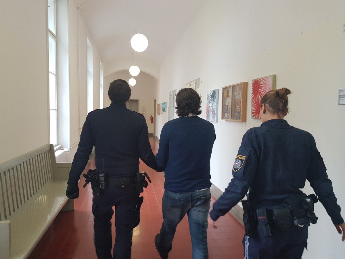 Der Angeklagte wurde am Montagnachmittag aus der Justizanstalt Feldkirch zur Verhandlung vorgeführt. EC
