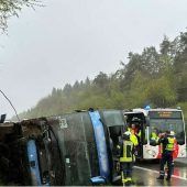 Bus auf Klassenfahrt verunglückt: 27 Jugendliche verletzt
