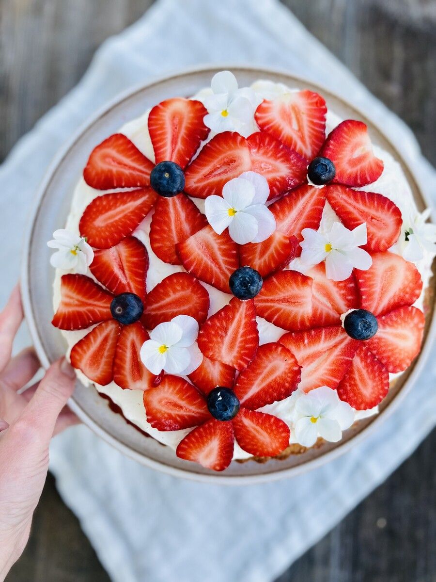 Der fertige Erdbeerkuchen, bereit zum Genießen.