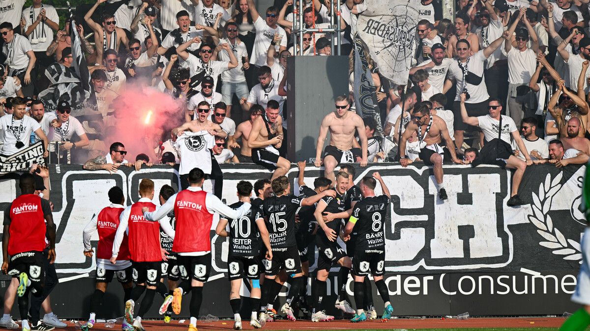 Der Moment, als sich alle Emotionen entluden: Torschütze Sofian Bahloul seine Kollegen nehmen die Fans beim Jubel mit.gepa