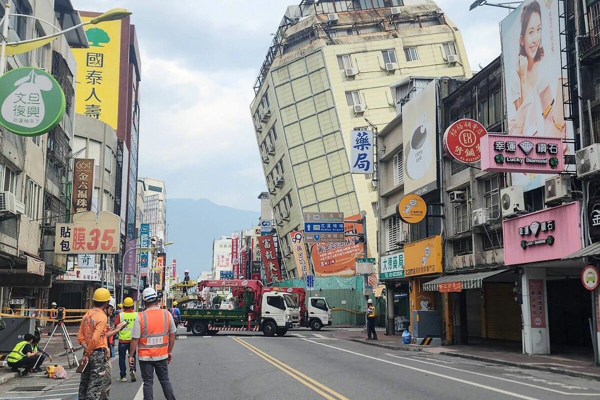 Der Osten Taiwans wurde erneut von heftigen Erdstößen erschüttert. Dieses Hotel in Hualien droht nun zu kippen. afp