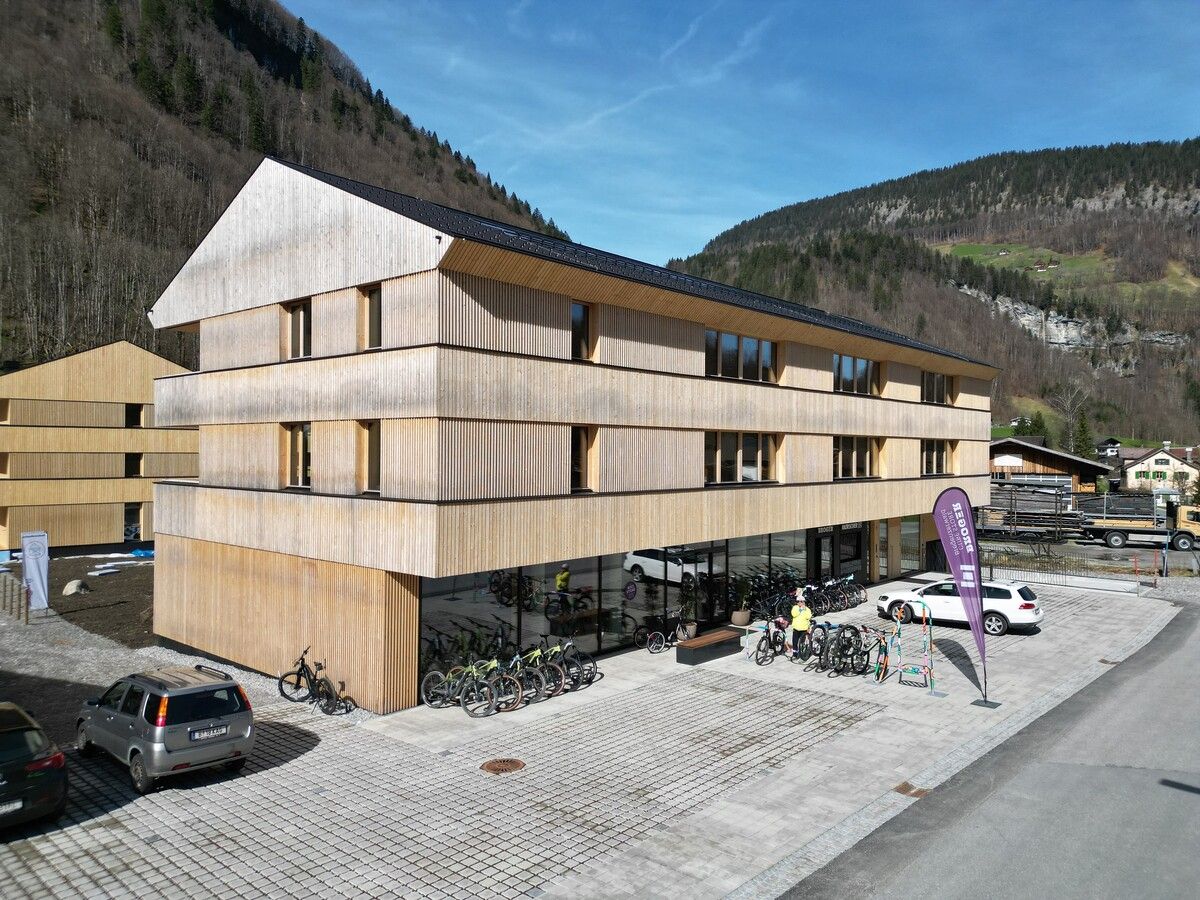 Der Passivhaus-Spezialist Morscher Bauprojekte hat in drei Passivhaus-Gebäuden 25 Wohnungen, ein Geschäft und seinen Firmensitz fertiggestellt. FA/MFF
