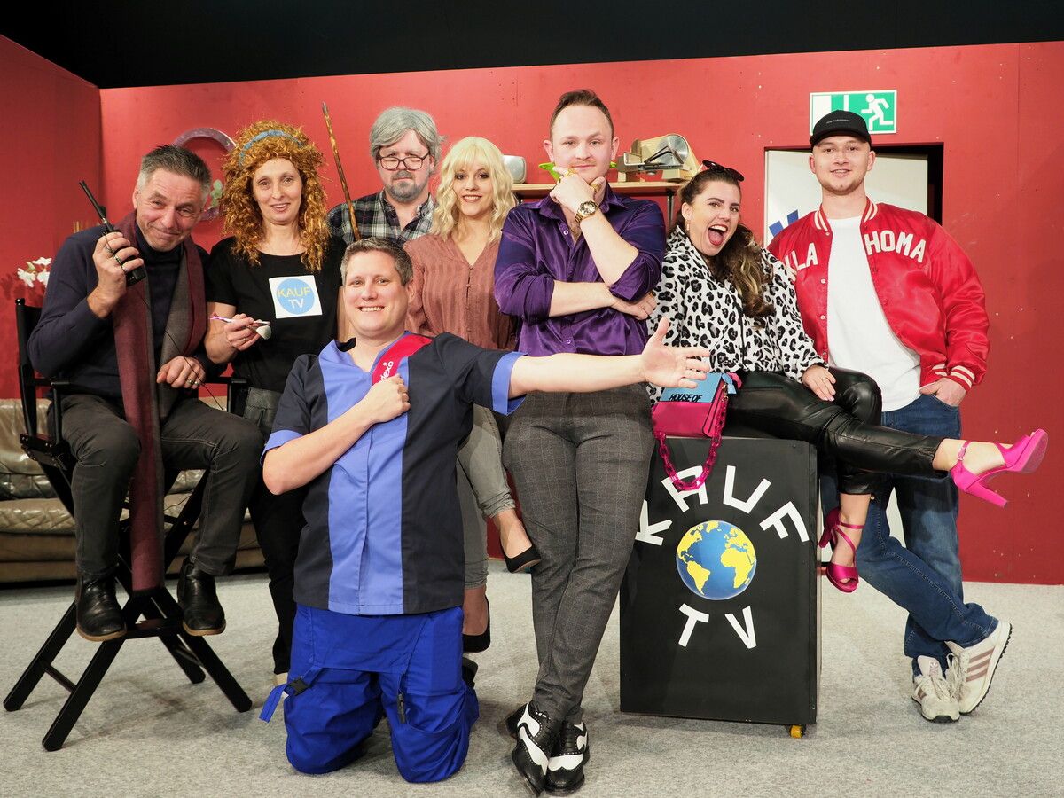 Der Theaterverein sorgte mit „Supergau im TV“ für einen humorvollen Abend. sie