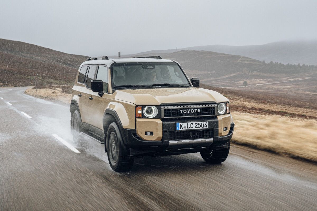Der Toyota Land Cruiser gilt als der meistverkaufte Geländewagen der Welt. Mit dem 250 will Toyota diese Erfolgsgeschichte fortsetzen. Der knapp fünf Meter große Geländewagen wirkt zwar hochmodern und gut proportioniert, trägt dennoch ein paar Retro-Elemente, die ihn ein wenig an seine historischen Vorgänger erinnern lassen. Auf der Antriebsseite ändert sich beim neuen Land Cruiser wenig. Die Wahl der Motorisierung fällt sehr leicht. Es gibt erneut nur den 2,8-Liter-Diesel. Angepasst an die jüngsten Abgasgesetze leistet der Vierzylinder wie im Vorgänger 204 PS und 500 Newtonmeter an Drehmoment.
