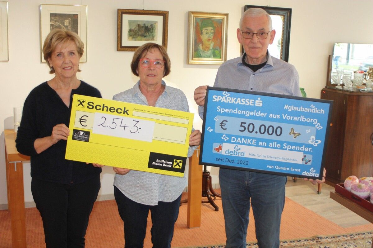 Der Verein „Hilfe für Andere“ mit Margit Fleisch und Brigitte Mathis hat an Quadro Ernst einen Scheck in Höhe von 2543 Euro für die Aktion Schmetterlingskinder übergeben.VN-TK