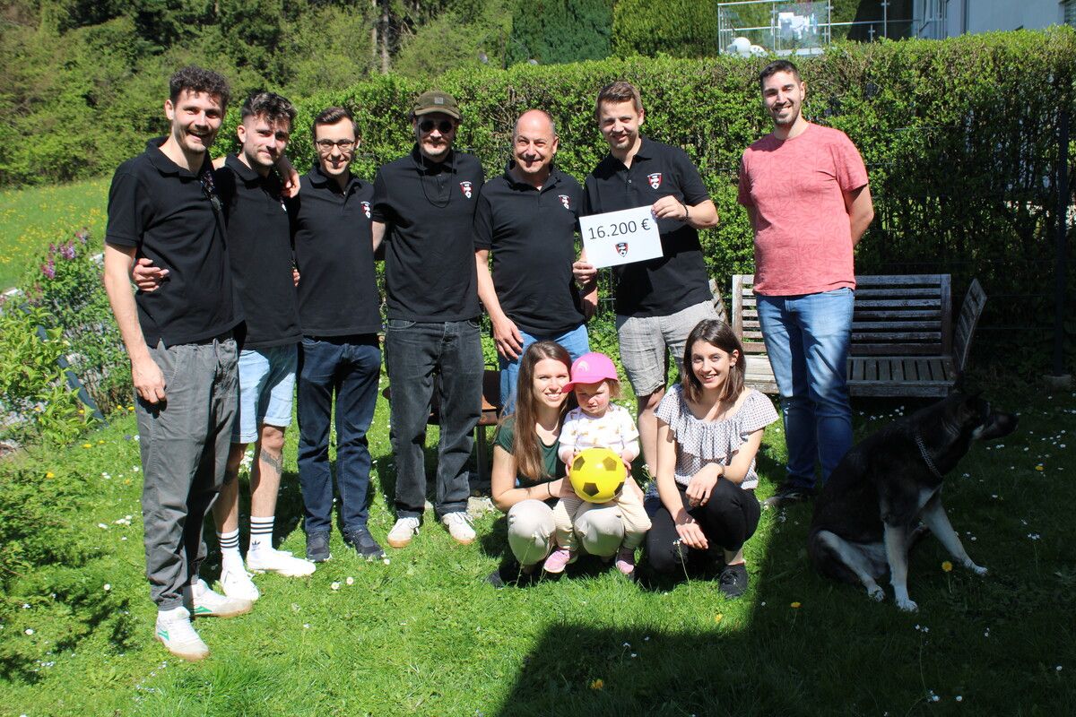 Der Vorstand des FC Schwarzach hat den Scheck persönlich vorbeigebracht. fc schwarzach