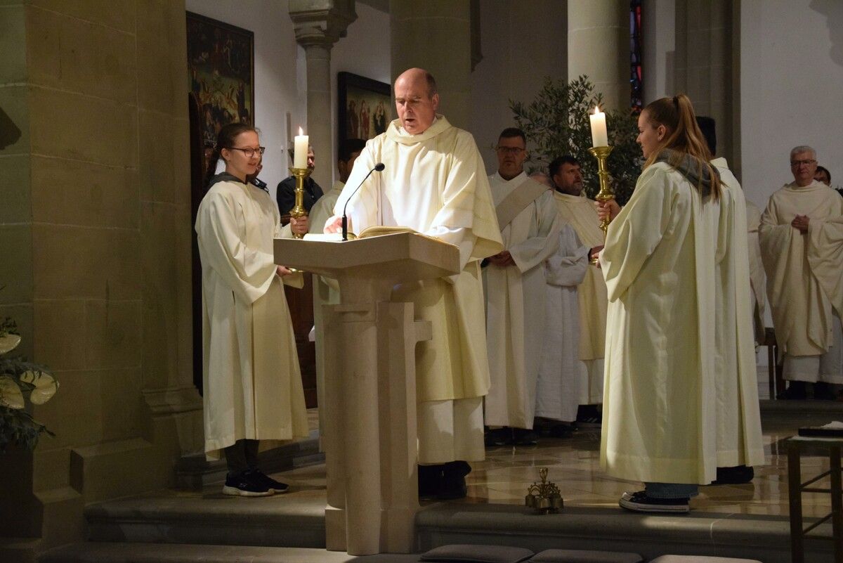 Diakon Gerold Hinteregger las aus dem Evangelium. sco (2)