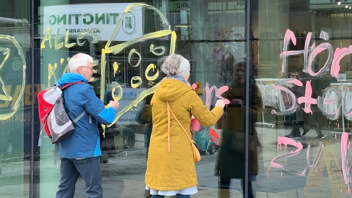 Die Aktivisten beschmierten die Fassade der Hypobank. VOL/Mayer